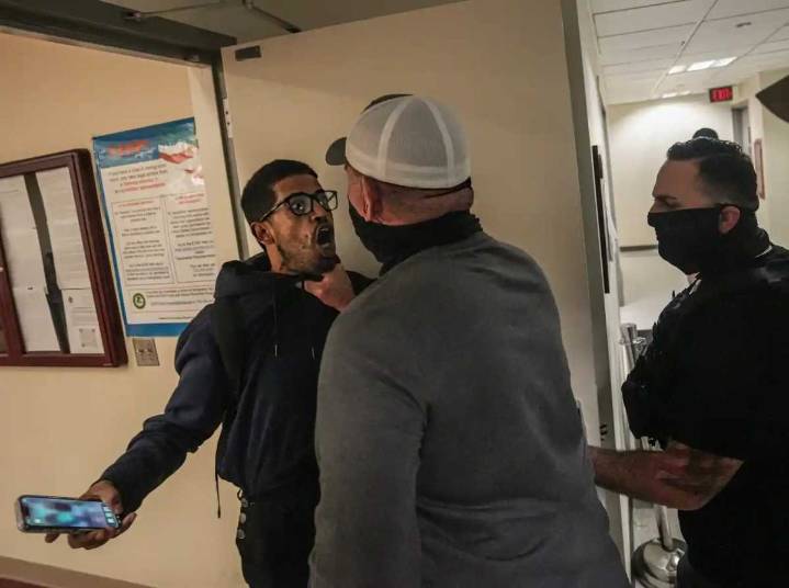 Agentes de ICE generan terror en corte de Manhattan: inmigrante sale llorando y familia queda dividida
