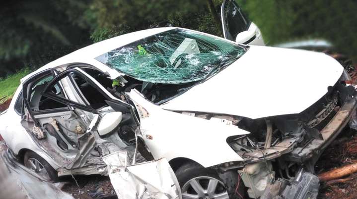 Resultan dos lesionados; muere conductor de auto