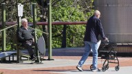 El Movimiento de Pensionistas de Euskal Herria escenifica su enfado por el rechazo a tramitar su Iniciativa Legislativa Popular: "es una tomadura de pelo que nos digan ahora que vayamos a Madrid"