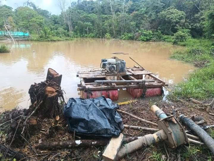 Policía y Ejército destruyen maquinaria utilizada por los “Comandos de la Frontera” en Puerto Caicedo