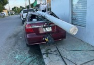 Cae poste sobre un auto estacionado tras ser derribado por tráiler en Cancún