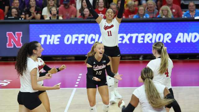 Freshmen lead Nebraska volleyball to sweep over Grand Canyon
