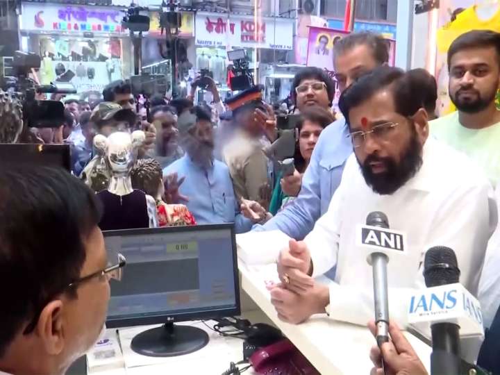 Eknath Shinde, Milind Deora urge shopkeepers to go Swadeshi