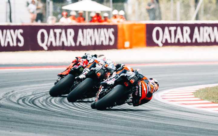 Con un gran duelo en MotoGP, Alex Márquez gana a su hermano Marc en Cataluña