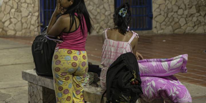 En pijama y con almohadas: zulianos amanecieron en las calles por temor a un nuevo sismo (Fotos)