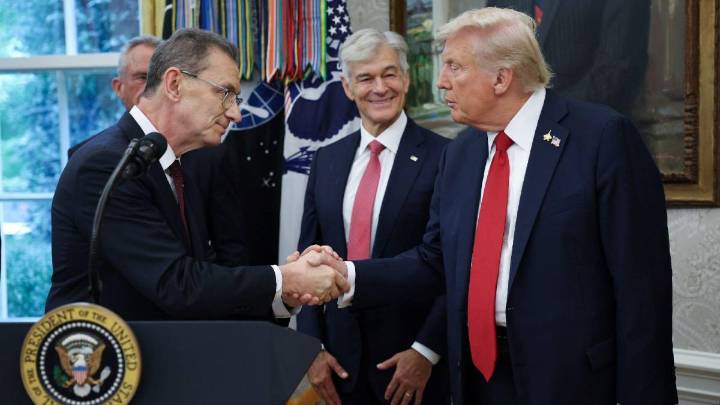 Trump y Pfizer anuncian acuerdo para bajar los precios de medicamentos en EE. UU. y convertirla en una “nación más favorecida”