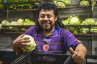 Jairo Durán, el doble de René Higuita que trabaja en la plaza central de Bucaramanga