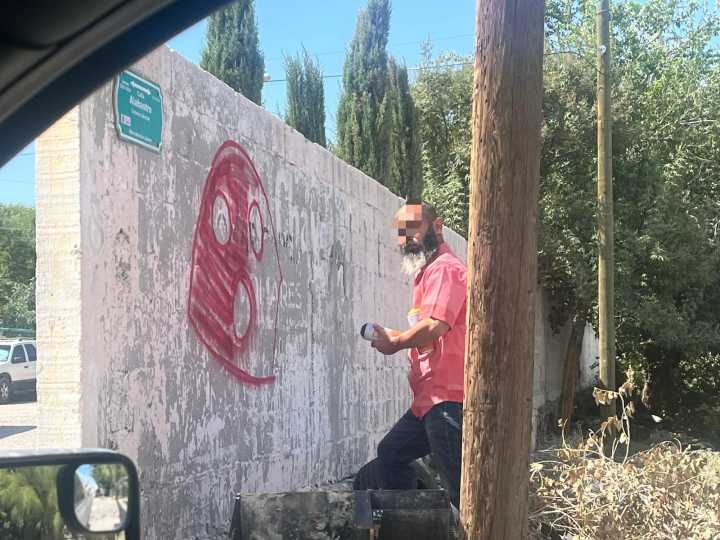 ¿Ha visto insectos pintados en las bardas y paredes? Ya cayó el autor