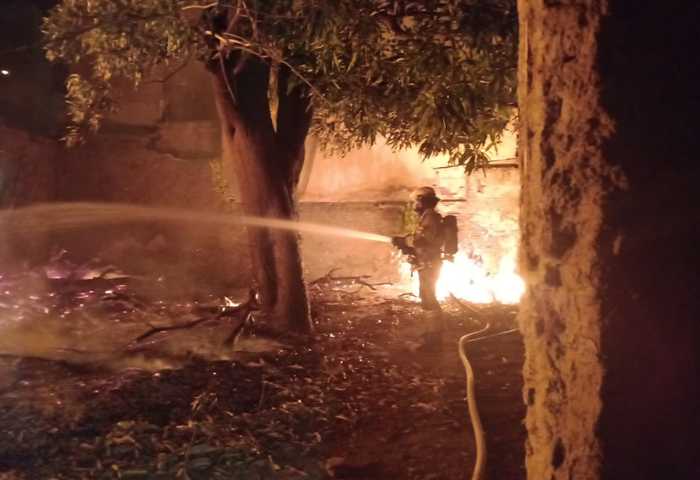 Incendio por poco acaba con una casa abandonada en El Centro