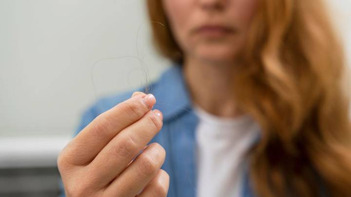 ¿Se te cae más el pelo en otoño? Estos son los productos que necesitas para combatir la caída estacional