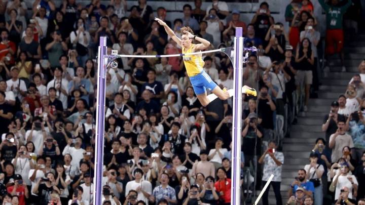 ¿Quién es Armand Duplantis, el atleta que rompió récord mundial en salto con garrocha?