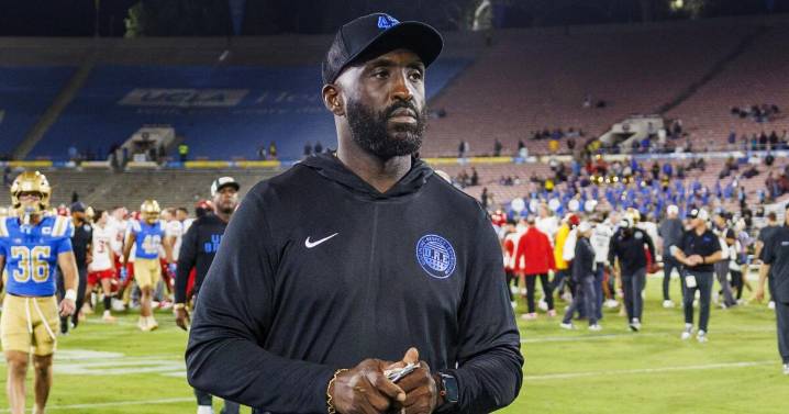 Commentary: UCLA needs to replace DeShaun Foster, who can't lead the Bad News Bruins to success