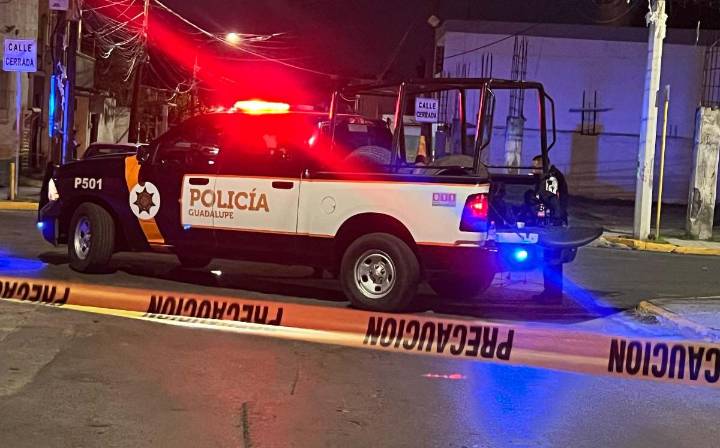 Matan a balazos a joven y deja herido a su amigo dentro de casa en Guadalupe