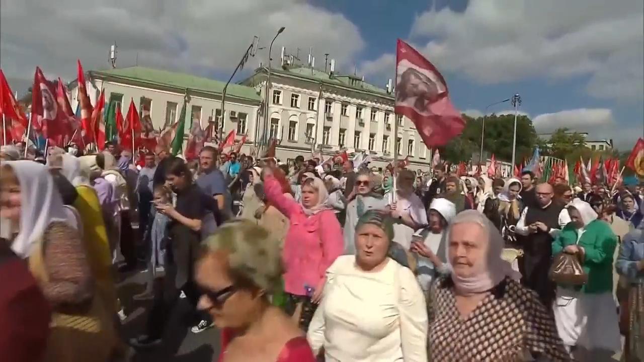 Thousands of Orthodox believers in religious procession in Moscow