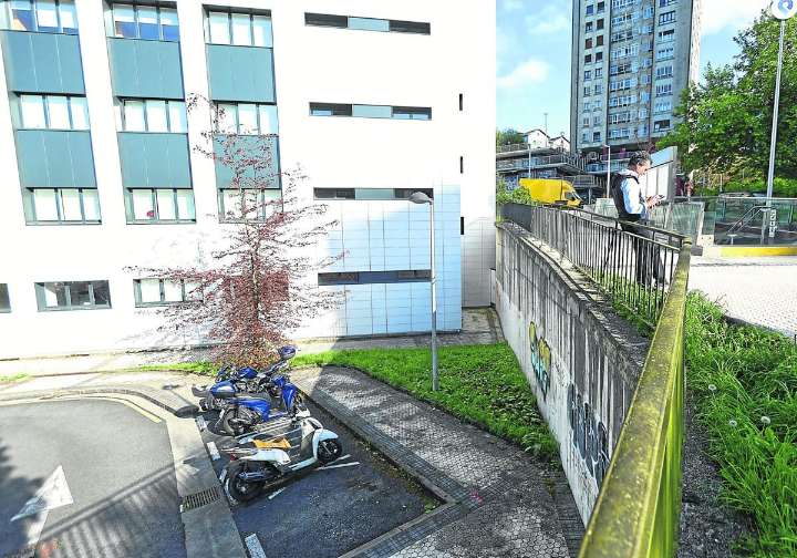 Un ascensor unirá dentro de un año el parking de Bertsolari Txirrita con el centro de salud de Altza