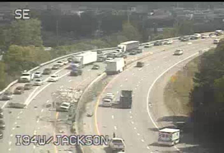 Multivehicle crash closes east and westbound I