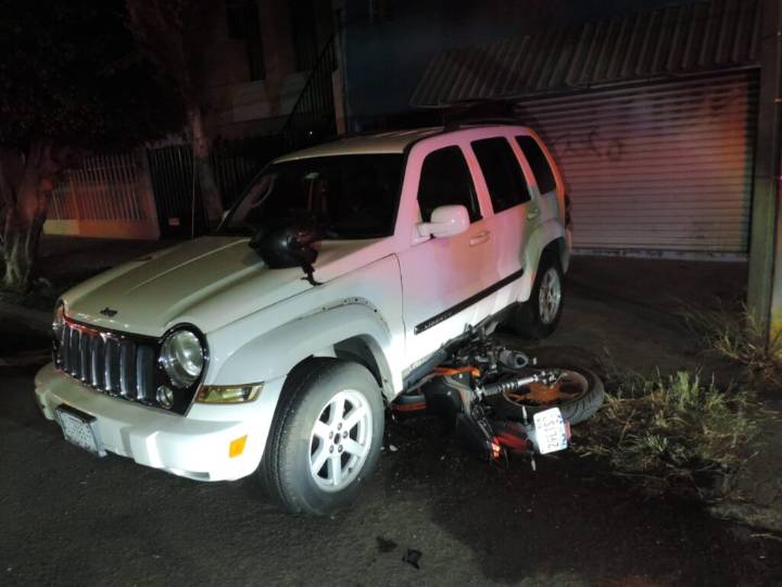 Motocicleta choca contra camioneta estacionada en Héroe de Nacozari y dos jóvenes resultan lesionados
