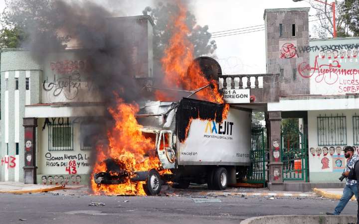 Normalistas derriban puerta del Campo Militar 1 e incendian camión