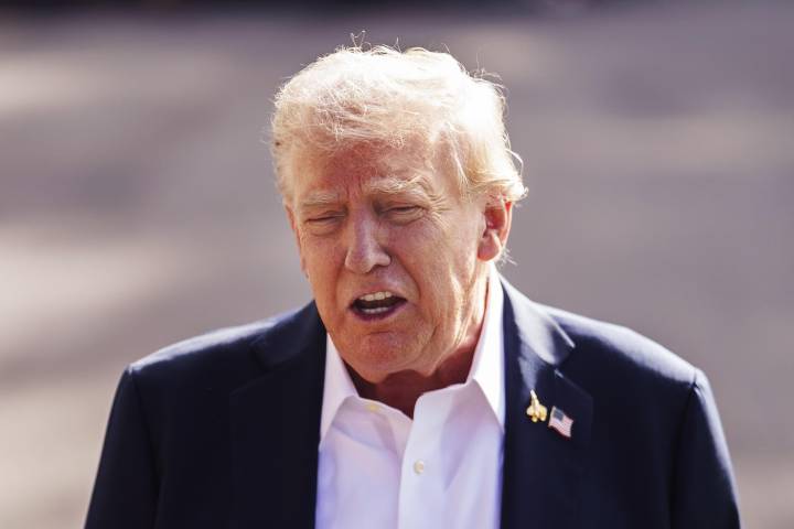 Trump niega que la imputación del exjefe del FBI sea por venganza: “Es por justicia”