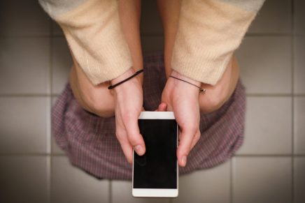 ¿Usas el móvil en el baño? Tu cuerpo y tu salud podrían estar pagando el precio