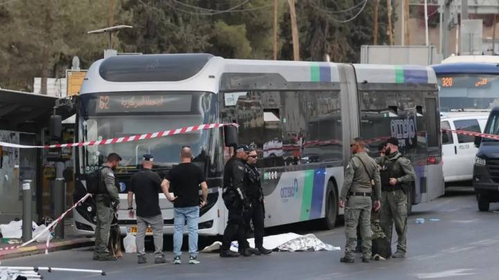 Ataque terrorista contra un autobús en Jerusalén: cinco pasajeros muertos y 15 heridos; los dos atacantes han sido abatidos