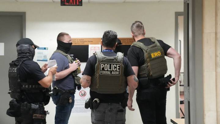 Polémica por brutal agresión de agente de ICE a migrante ecuatoriana; el uniformado fue removido de su cargo