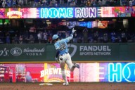 Milwaukee Brewers become 1st MLB team to clinch playoff spot