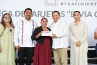 Joaquín Díaz Mena encabeza entrega de tarjeta “Elvia Carrillo Puerto” a madres autónomas en Tizimín y Valladolid
