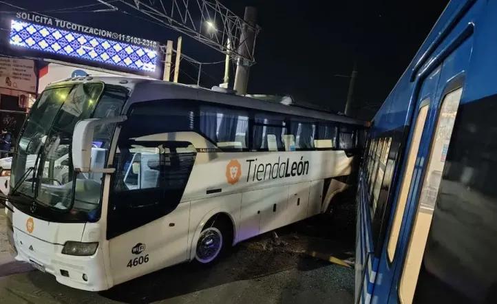 Una formación del Tren Roca chocó con un micro en Ezeiza: hay 10 heridos