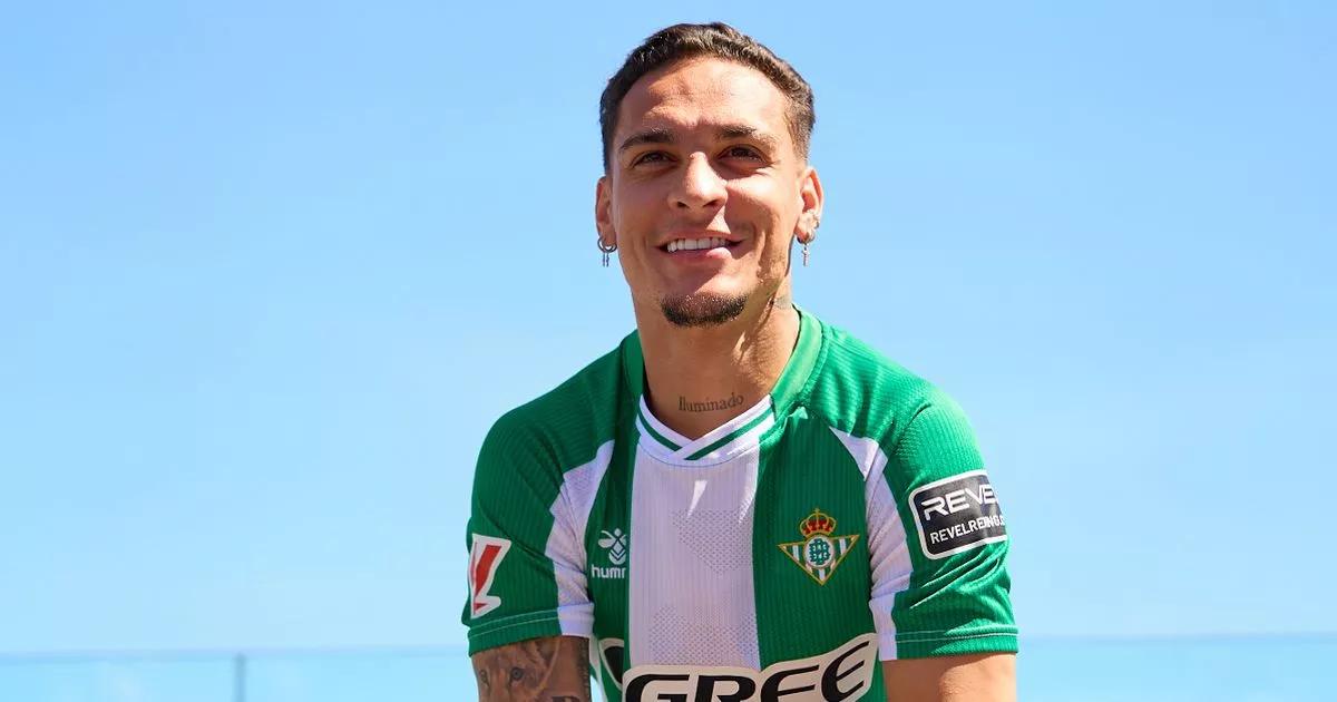 New Antony Real Betis claim raises concern for Man United as 'transfer clause added'