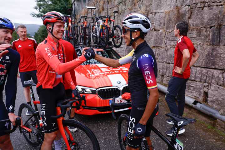 Bernal gana una neutralizada decimosexta jornada, Vingegaard sigue líder