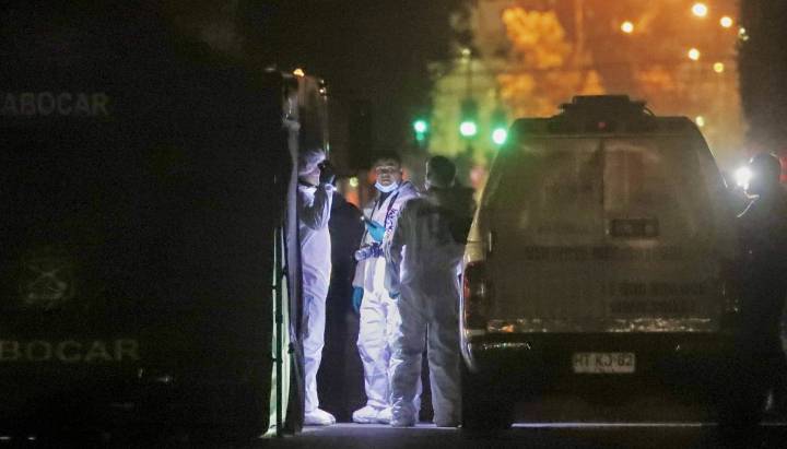 Hombre se quita la vida a lo bonzo en el parque Bustamante de Providencia: Carabineros descarta participación de terceras personas