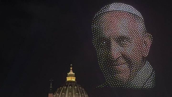 Miles de drones iluminaron el Vaticano para homenajear al papa Francisco
