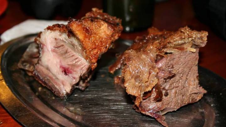Este pueblo ofrece el mejor asado con cuero de Argentina: dónde queda y cómo vivir esta experiencia