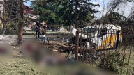 Un "salvaje" ataque ruso contra un pueblo de Donetsk deja al menos veinte muertos, según denuncia Zelenski