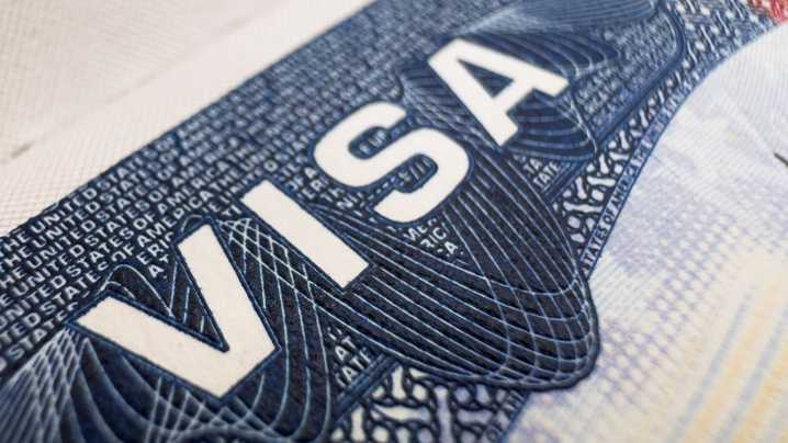 Donald Trump fija pago $100,000 dólares al año para la visa H