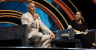 Leer más libros y ver más documentales, recomienda Kevin Costner a los jóvenes