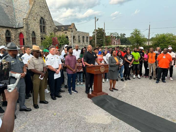 Moore and Scott affirm state-city partnership on community walk
