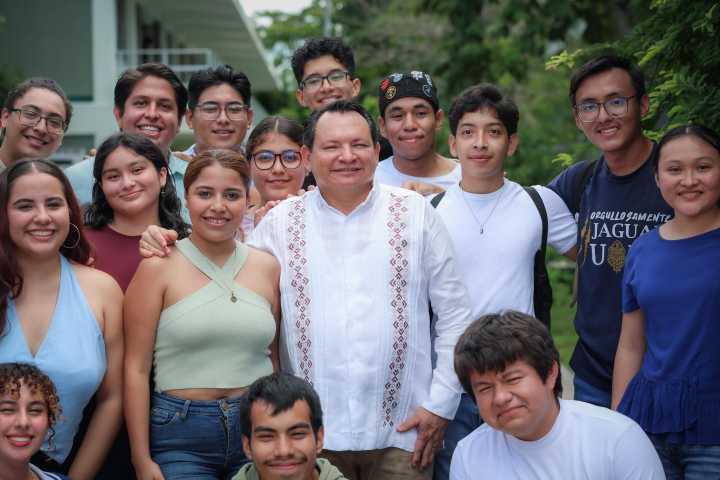 Cumplen compromiso con universitarios mediante becas Juventudes Renacimiento