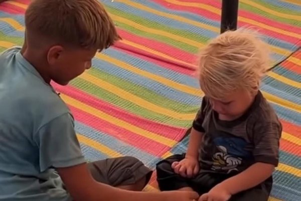 Reencuentro en Gaza: el niño que huía con su hermano a hombros en Gaza ya está con su padre