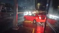Taxista pierde el control y se sube a camellón central