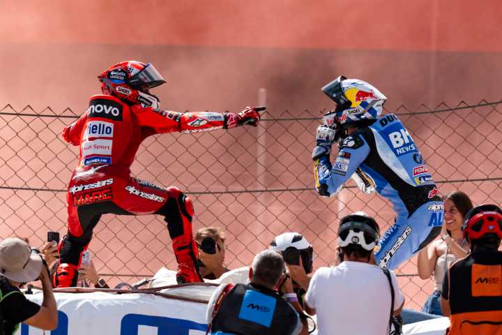 Alex Márquez lo borda en Montmeló y retrasa el 'alirón' de su hermano Marc