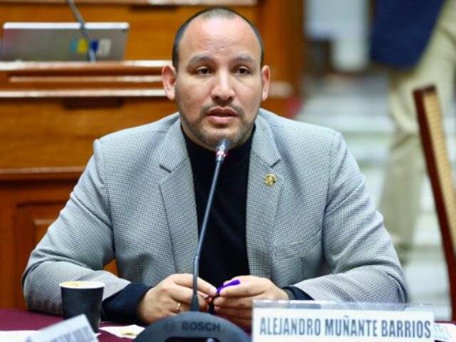 Muñante afirma que su bancada aún no define postura sobre posibles censuras de Santiváñez y Arana