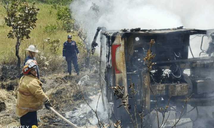 Mueren nueve personas carbonizadas y 20 heridas al incendiarse autobús en Bolívar