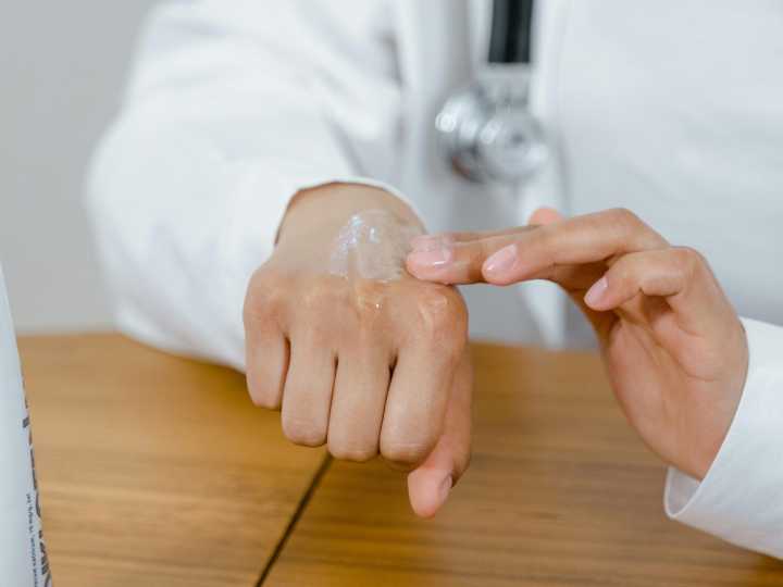 La crema para eczema sin receta más efectiva que recomiendan dermatólogos