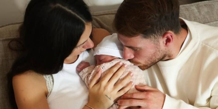 Alexis Mac Allister y Ailén Cova presentaron a su hija recién nacida: las teorías sobre el origen de su nombre