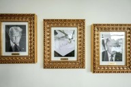Trump exhibe un ‘autopen’ en la Casa Blanca en lugar del retrato de Biden
