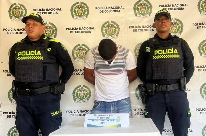 Un hombre golpeó a una mujer, que tenía a un bebé en brazos. La Policía lo capturó en flagrancia