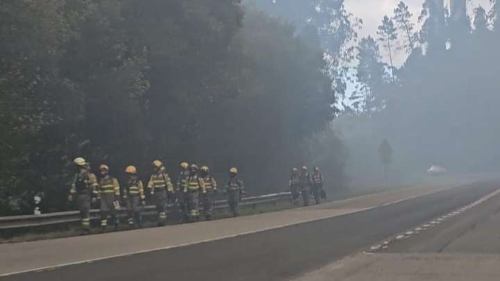 Cinco brigadistas sufren quemaduras en el incendio forestal declarado en Barreiros (Lugo) que ya supera las 20 hectáreas