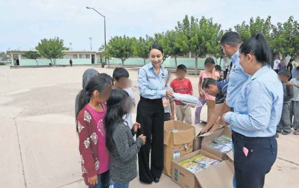 Dotan de útiles a hijos de jornaleros migrantes